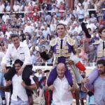 Imagen para el recuerdo con los tres diestros a hombros, en la parte derecha, y el mayoral de Garcigrande y Justo Hernández escoltando al nieto de este