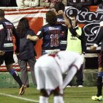 El delantero del Granada Iván Sánchez-Rico, "Riki"(i), celebra con sus compañeros el gol que acaba de marcar, el segundo de su equipo frente al Rayo Vallecano