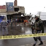 Un miembro del Ejército iraquí camino junto al lugar del atentado.