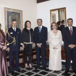 De dcha. a izda. el anfitrión tunecino, Don Mohamed Mezghani y su señora Nadia Abdennadher de Mezghani; Don Dhia Khaled, consejero Asuntos Políticos y de Prensa, y su señora Sonia Khaled y el Capitán de Navío Mayor Don Abdelwaheb Souissi, agregado de Defensa y su esposa Raoudha Souissi.