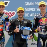 El ganador de la carrera Romano Fenati, en el centro del podio, posa junto a Alex Márquez, segundo, y el británico Danny Kent (dcha)