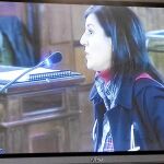 La imagen de Teresa Clemente se proyecta en el monitor de la sala de prensa