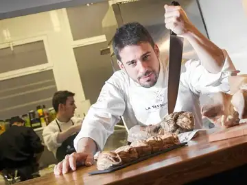 Apetecible. El cocinero Javier Estévez, en La Tasquería, donde ofrece elegantes platos de casquería Apetecible. El cocinero Javier Estévez, en La Tasquería, donde ofrece elegantes platos de casquería