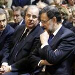 Mariano Rajoy; su antecesor en el cargo, José Luis Rodríguez Zapatero (3d), y el presidente de la Junta de Castilla y León, Juan Vicente Herrera (2d), entre otros, asisten al funeral en memoria de la presidenta de la Diputación de León