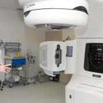 Sáez Aguado visita los dos nuevos aceleradores lineales del Hospital de Burgos junto a Mercedes Teijeira