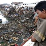 Un hombre observa la devastación causada por el tsunami