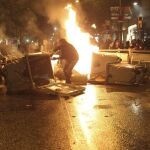 Varios jóvenes vuelcan y queman contenedores formando barricadas durante los incidentes producidos tras una manifestación llevada a cabo en el barrio de Sants de Barcelona.