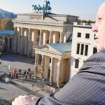 El ex presidente soviético Mijail Gorbachov ante la Puerta de Brandenburgo
