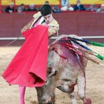 Daniel Crespo, en un pase de pecho ayer en Valdemorillo