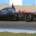 El piloto español de Fórmula Uno Fernando Alonso, bicampeón del mundo en 2005 y 2006, se estrenó hoy en el Circuito de Jerez con McLaren, su nueva escudería tras dejar Ferrari