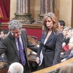 Millo y Sánchez-Camacho, ayer, ocupando sus escaños en el hemiciclo