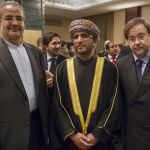 de izquierda a derecha, don Morteza Saffari Natanzi, embajador de la República Islámica de Irán; el anfitrión, Encargado de Negocios de Omán don Al Abbas Al Harthi y don Javier Galván Guijo, director del Gabinete Técnico de la Secretaría General del Instituto Cervantes.