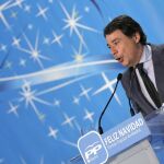 El presidente de la Comunidad de Madrid y secretario general del PP regional, Ignacio González, durante su intervención en la tradicional cena de Navidad del PP de Madrid, que se celebra hoy en Collado Villalba