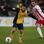 Arda y Vidal luchan por el balón