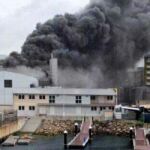 Imagen del humo provocado por el incendio en la central eléctrica.