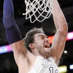 Pau grita con rabia después de machacar el aro de los Knicks y dar la victoria a su equipo