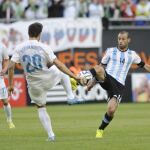 El jugador Javier Mascherano (d) de Argentina disputa el balón con el jugador Stevannovic (i) de la selección de Eslovenia