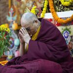 El Dalai Lama reza en el templo Tsuglakhang en Dharmsala, India