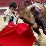 El Juli somete la embestida del segundo de su lote rodilla en tierra