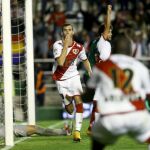 El delantero brasileño del Rayo Vallecano Léo Baptistão (c) celebra el gol marcado ante el Athletic, el segundo del equipo