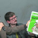 Patrick Pelloux y Gerar Biard flanquean a Luz, el autor de la portada del nuevo número