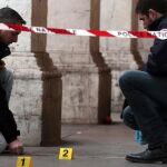 La Policía recoge pruebas en el lugar de los hechos