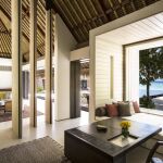 Las villas se caracterizan por los altos techos con vigas de madera y espacios abiertos al exterior