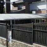 CON PISCINA Y JARDÍN El chalet en el que se celebraban actividades extraescolares se encuentra en una acomodada urbanización de Sevilla La Nueva con vistas a la Sierra de Guadarrama.