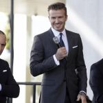 David Beckham, el comisionado de la MLS, Don Garber; el alcalde del condado de Miami-Dade, Carlos Gimenez, y dos aficionados