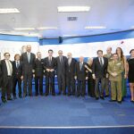 De izquierda a derecha, José Manuel Blecua, Gloria Lomana, Francisco Marhuenda, Joaquín Parera, Juan Antonio Orenga, almirante general Fernando García Sánchez, José Manuel Soria, Mauricio Casals, Jorge Fernández Díaz, Victorino Martín, Teresa Berganza, Alfonso Ussía, coronel José Luis Murga, general de brigada Gumersindo Veiga, Amaya Valdemoro, Sara Moreno y Miguel Villa