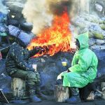 Manifestantes junto a una barricada en Kiev, ayer