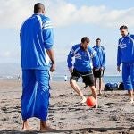 Sergio Rodríguez mostró su habilidad en el fútbol sobre la arena