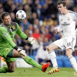 Weidenfeller detiene con la cara un chut de Bale