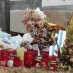 Flores por las víctimas de los fallecidos en el accidente de tren de Angrois.