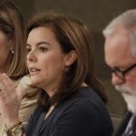 La vicepresidenta del Gobierno, Soraya Sáenz de Santamaría (c) y los ministros de Fomento, Ana Pastor y Agricultura, Alimentación y Medio Ambiente, Miguel Arias Cañete, durante la rueda de prensa posterior al Consejo de Ministros
