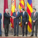 Los presidentes autonómicos Valcárcel, Fabra y Bauzá se dan la mano ante la mirada de sus consejeros de Hacienda
