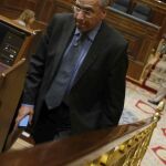 Alfonso Guerra antes de participar por última vez en un pleno del Congreso después de 37 años como parlamentario.