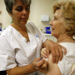 Una mujer se vacuna en un centro de salud de Madrid