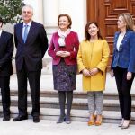 José Antonio de Santiago-Juárez, con Pedro Tomás Nevado-Batalla, Guillermo Martínez, Antonio Suárez, Luisa Fernanda Rudi, Beatriz Mato y Carmen Casero