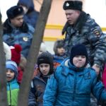 La Policía evacua a los niños de la escuela