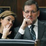 El expresidente del Gobierno Mariano Rajoy junto a la exvicepresidenta Soraya Sáenz de Santamaría en el Congreso de los Diputados