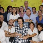 Teresa Romero posa junto a sus compañeros y su marido, Javier Limón, tras ser trasladada a planta.