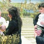 El Papa en el momento del bautizo de uno de los veinte niños, ayer, en el Vaticano