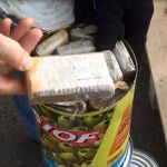 Imagen de la droga oculta en latas de aceitunas