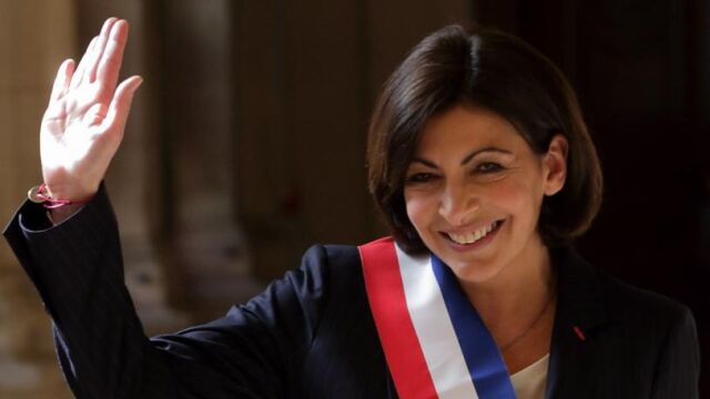 Anne Hidalgo, con la banda que la acredita como alcaldesa de París.