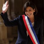 Anne Hidalgo, con la banda que la acredita como alcaldesa de París.