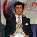 El extreme&ntilde;o posa con su galard&oacute;n