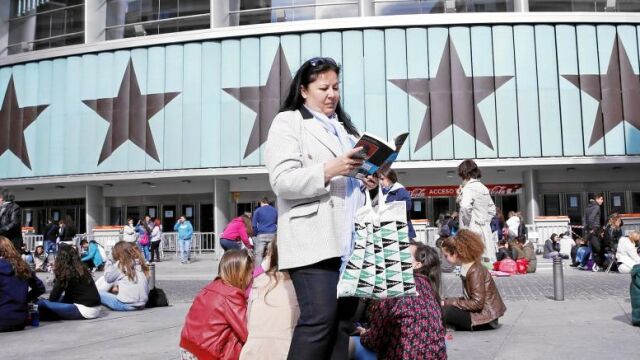 Tina, de 44 años, trabaja desde hace dos haciendo recados o colas en conciertos para sus clientes Tina, de 44 años, trabaja desde hace dos haciendo recados o colas en conciertos para sus clientes
