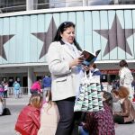 Tina, de 44 años, trabaja desde hace dos haciendo recados o colas en conciertos para sus clientes