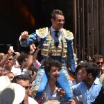 José María Manzanares sale por la Puerta de los Cónsules de Nimes